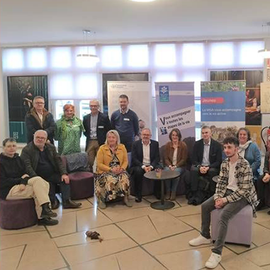 Photo de groupe avec les représentants des 5 missions locales, la Caf, la MSA et le directeur de la CPAM de la Manche.